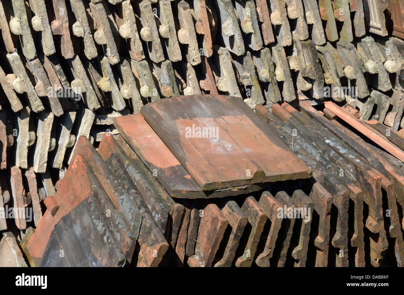 Ein Stapel von Terrakotta-Dachziegel Stockfoto