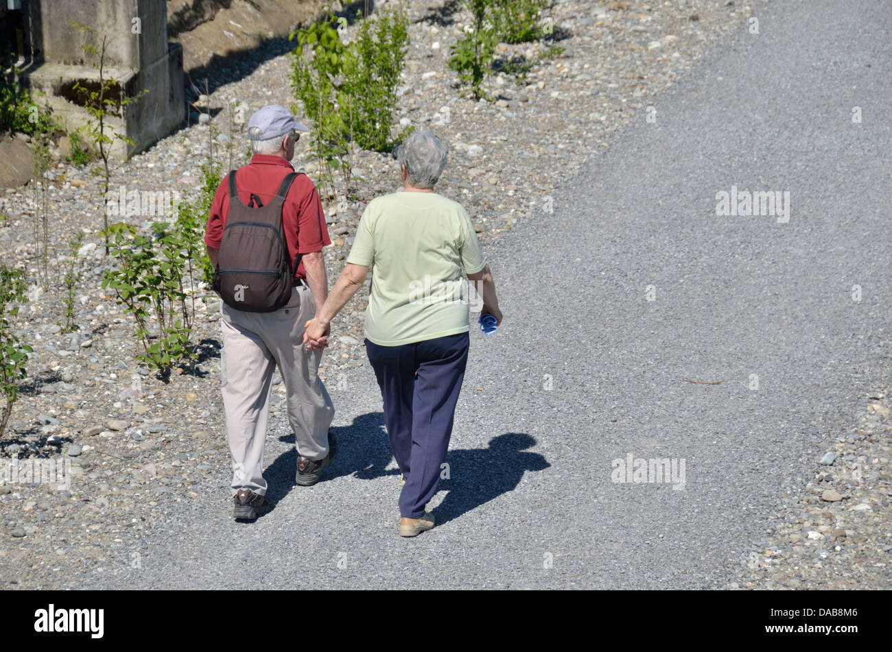 Älteres Ehepaar auf einem Wanderweg zu Fuß Stockfoto