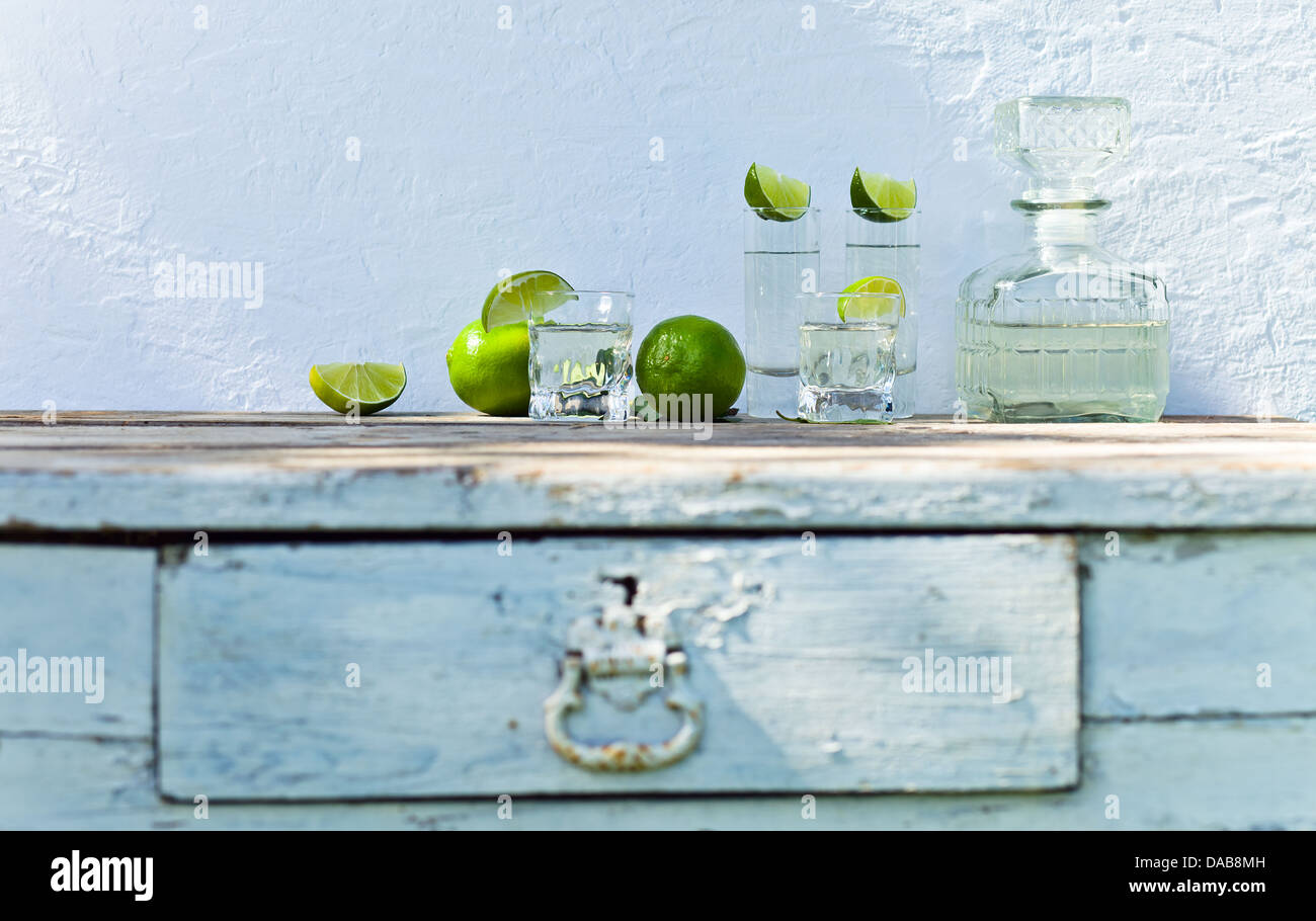 Tequila und Limettensaft auf einem alten Tisch Stockfoto