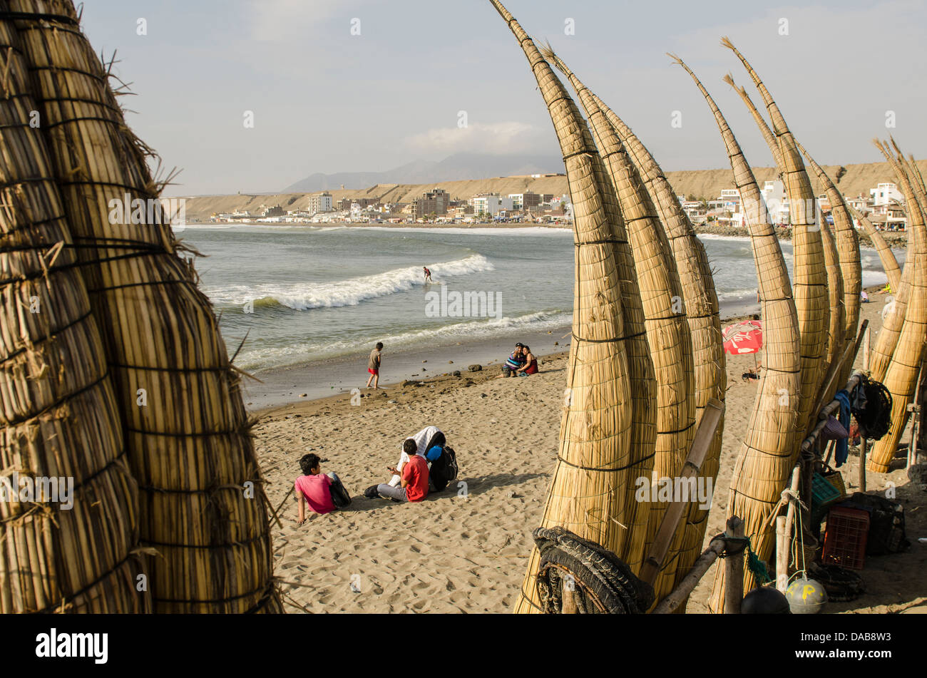 Caballitos de Totora oder Schilf Boote Kanus am Strand Malecon in Huanchaco Peru. Stockfoto