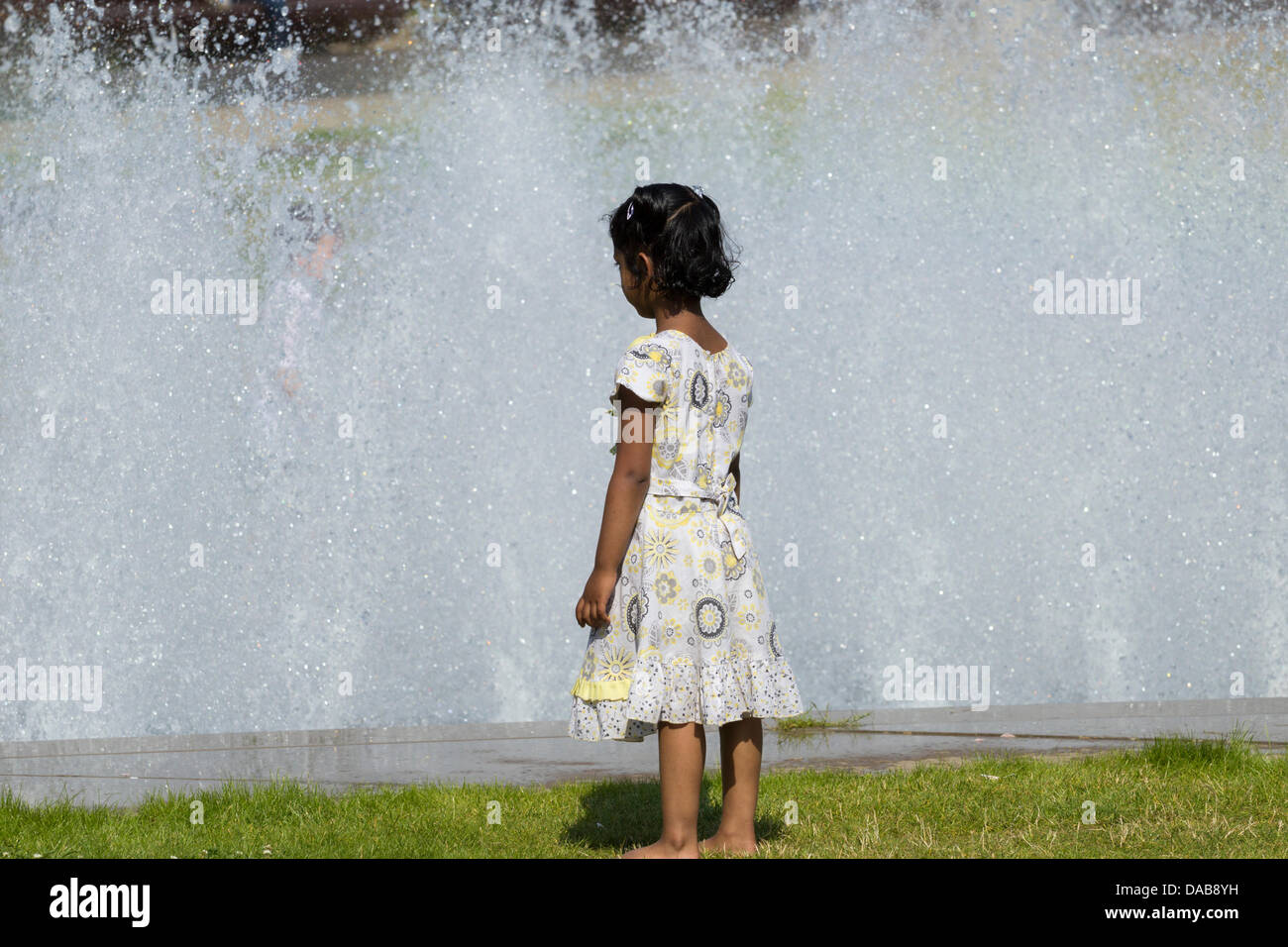 Middlesbrough, UK. 9. Juli 2013. Abkühlung im Brunnen in Middlesbrough an einem der heißesten Tage des Jahres. Bildnachweis: ALANDAWSONPHOTOGRAPHY/Alamy Live-Nachrichten Stockfoto