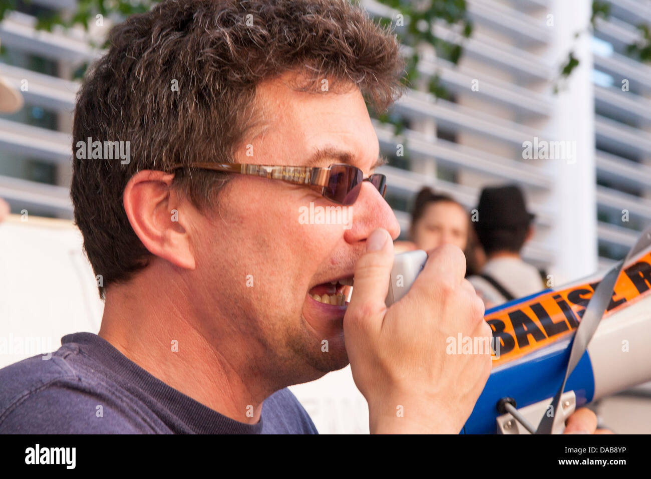 London, UK. 9. Juli 2013. Demonstranten außerhalb des Home Office in London demonstrieren gegen die Familien zerrissen durch neue Einwanderung Regeln, britische Bürger mehr als 18.000 Pfund in einem nicht-EU-Ehegatten oder Partner zu verdienen. Bildnachweis: Paul Davey/Alamy Live-Nachrichten Stockfoto