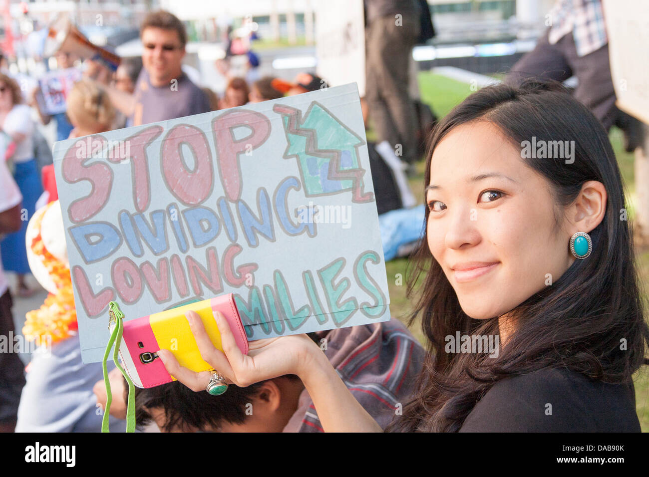London, UK. 9. Juli 2013. Demonstranten außerhalb des Home Office in London demonstrieren gegen die Familien zerrissen durch neue Einwanderung Regeln, britische Bürger mehr als 18.000 Pfund in einem nicht-EU-Ehegatten oder Partner zu verdienen. Bildnachweis: Paul Davey/Alamy Live-Nachrichten Stockfoto