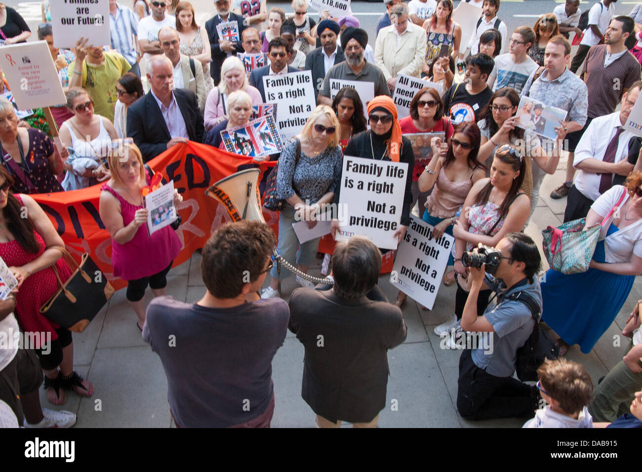 London, UK. 9. Juli 2013. Demonstranten außerhalb des Home Office in London demonstrieren gegen die Familien zerrissen durch neue Einwanderung Regeln, britische Bürger mehr als 18.000 Pfund in einem nicht-EU-Ehegatten oder Partner zu verdienen. Bildnachweis: Paul Davey/Alamy Live-Nachrichten Stockfoto