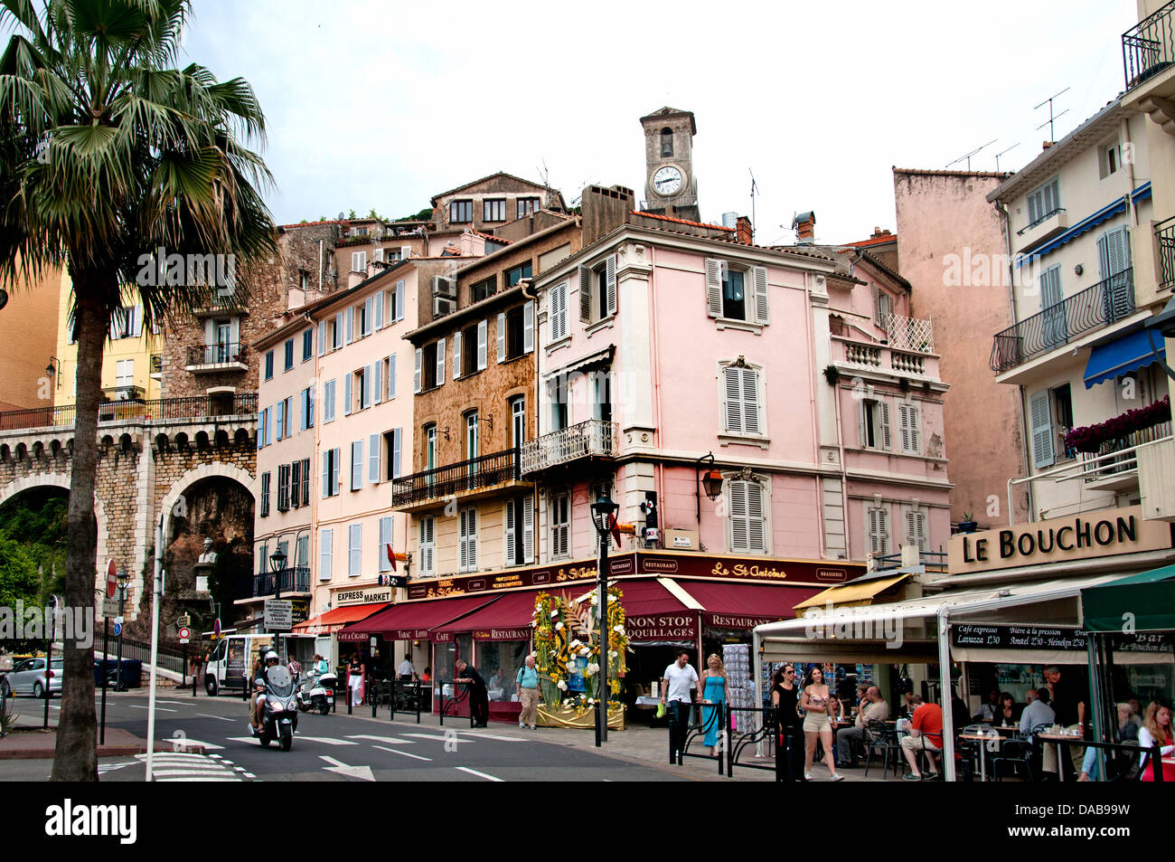 Cannes Old Port Centre Restaurant Bar Pub Cafe Französische Riviera Cote D'Azur Frankreich Stockfoto