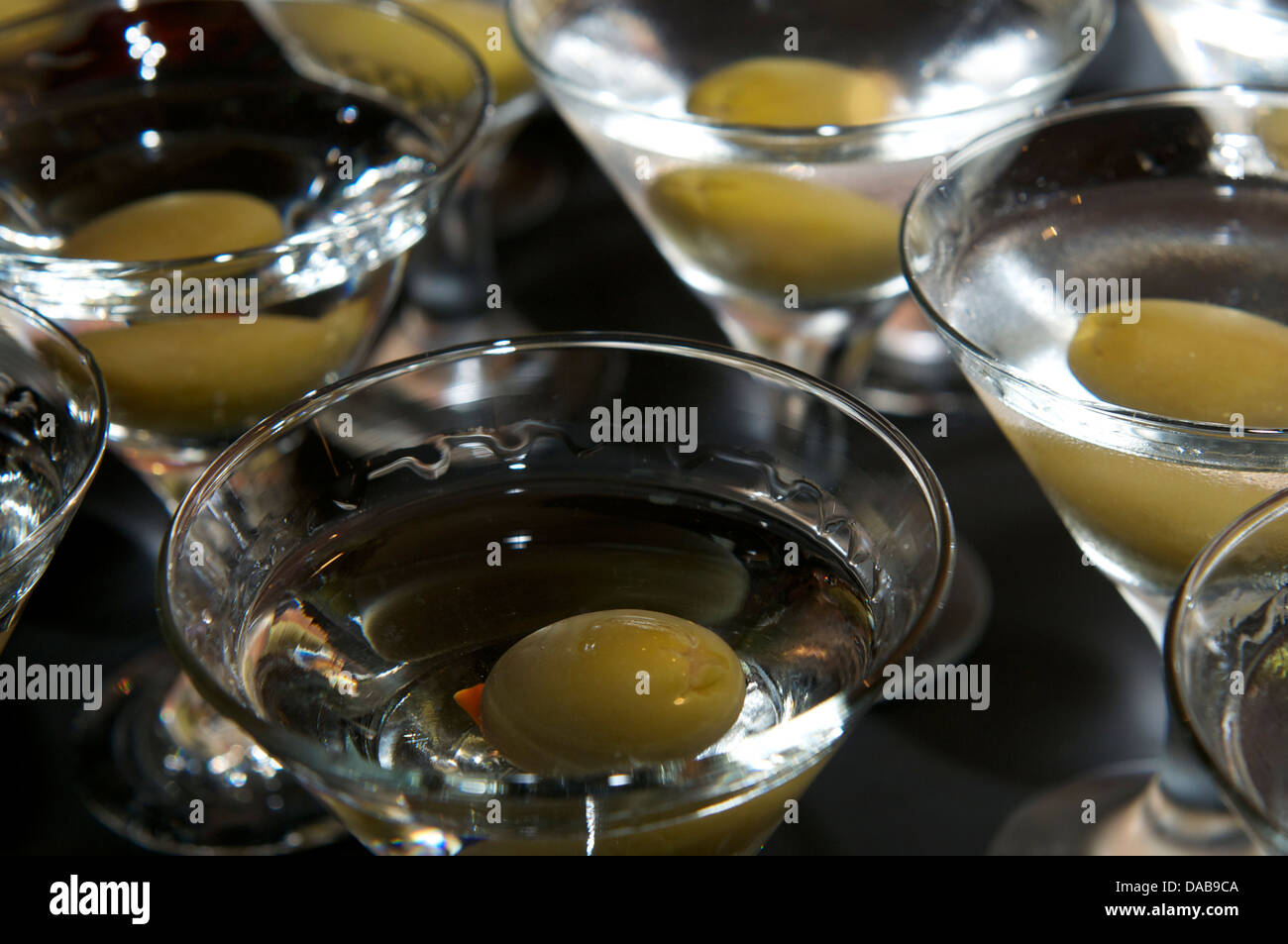 Martini und grüne Oliven Stockfoto