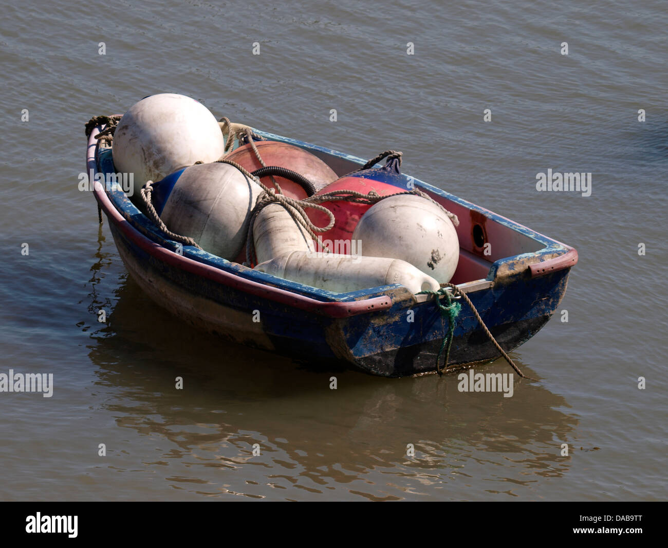 Kleines Ruderboot mit Boot Verteidiger in Somerset, Großbritannien 2013 Stockfoto