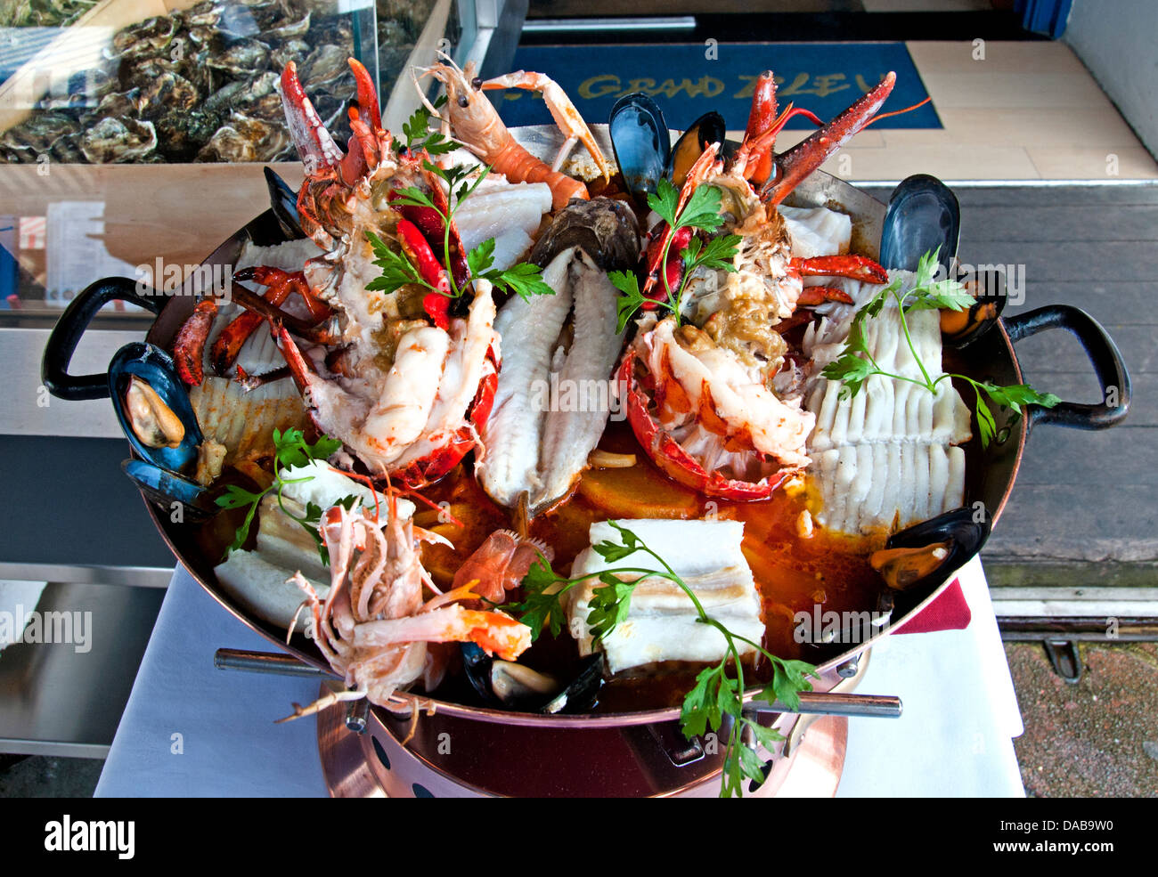 Bouillabaisse Provenzalische Fischsuppe Suppe aus der Hafenstadt Marseille. Stockfoto