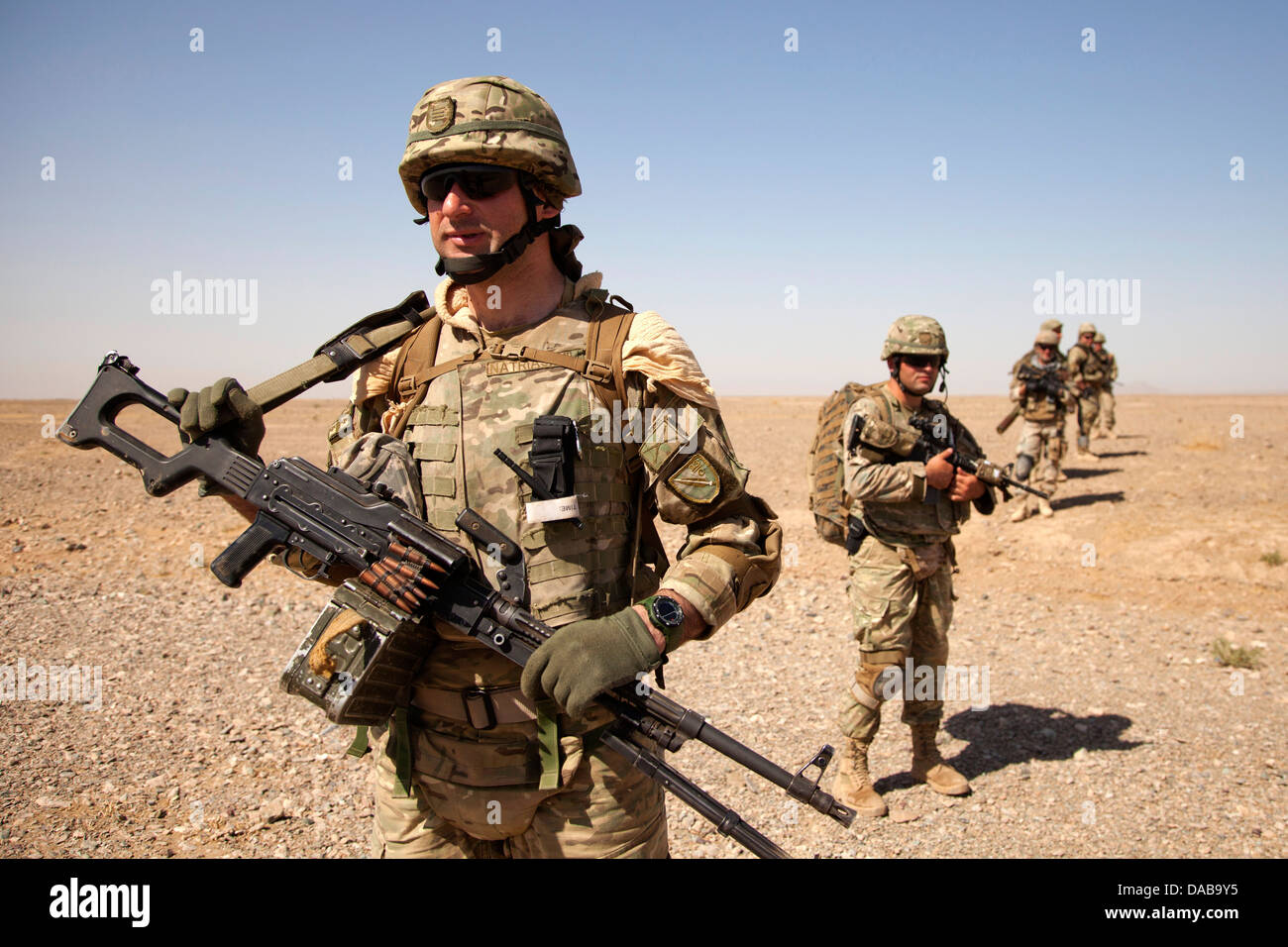 Georgische Soldaten zugewiesen der 33. Licht-Infanterie-Bataillon auf Patrouille während der Operation Northern Lion II 3. Juli 2013 in der Provinz Helmand, Afghanistan. Stockfoto