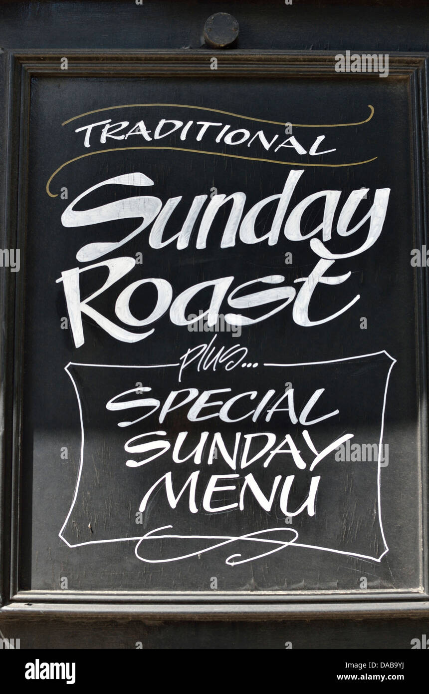 "Traditionelle Sonntagsbraten" Zeichen vor einem britischen pub Stockfoto
