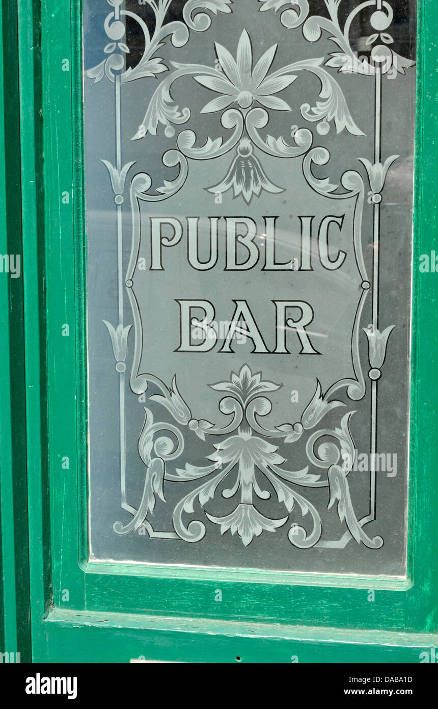 Öffentliche Bar anmelden Glastür in UK pub Stockfoto