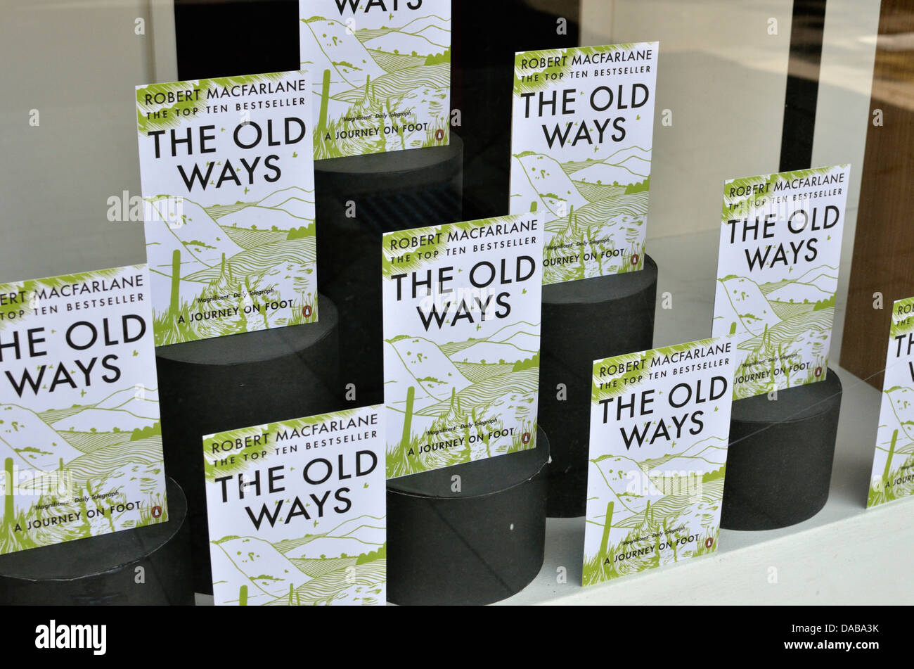 Kopien der alten Wege durch Robert Macfarlane in einem Buchladen-Fenster Stockfoto