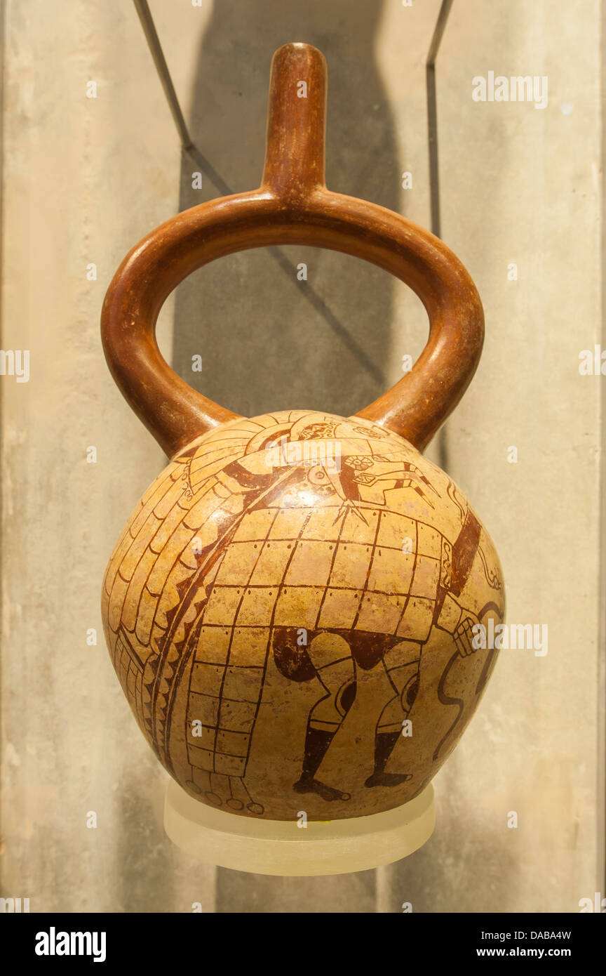 Antike Keramik Artefakte Vase in Cao Museum am El Brujo archäologischen Komplex in der Nähe von Trujillo, Peru. Stockfoto