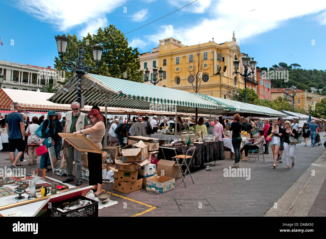 Schöner Flohmarkt Swap-Markt Trödel Antiquitäten auf dem Cours Saleya Platz French Riviera Côte d ' Azur Stockfoto