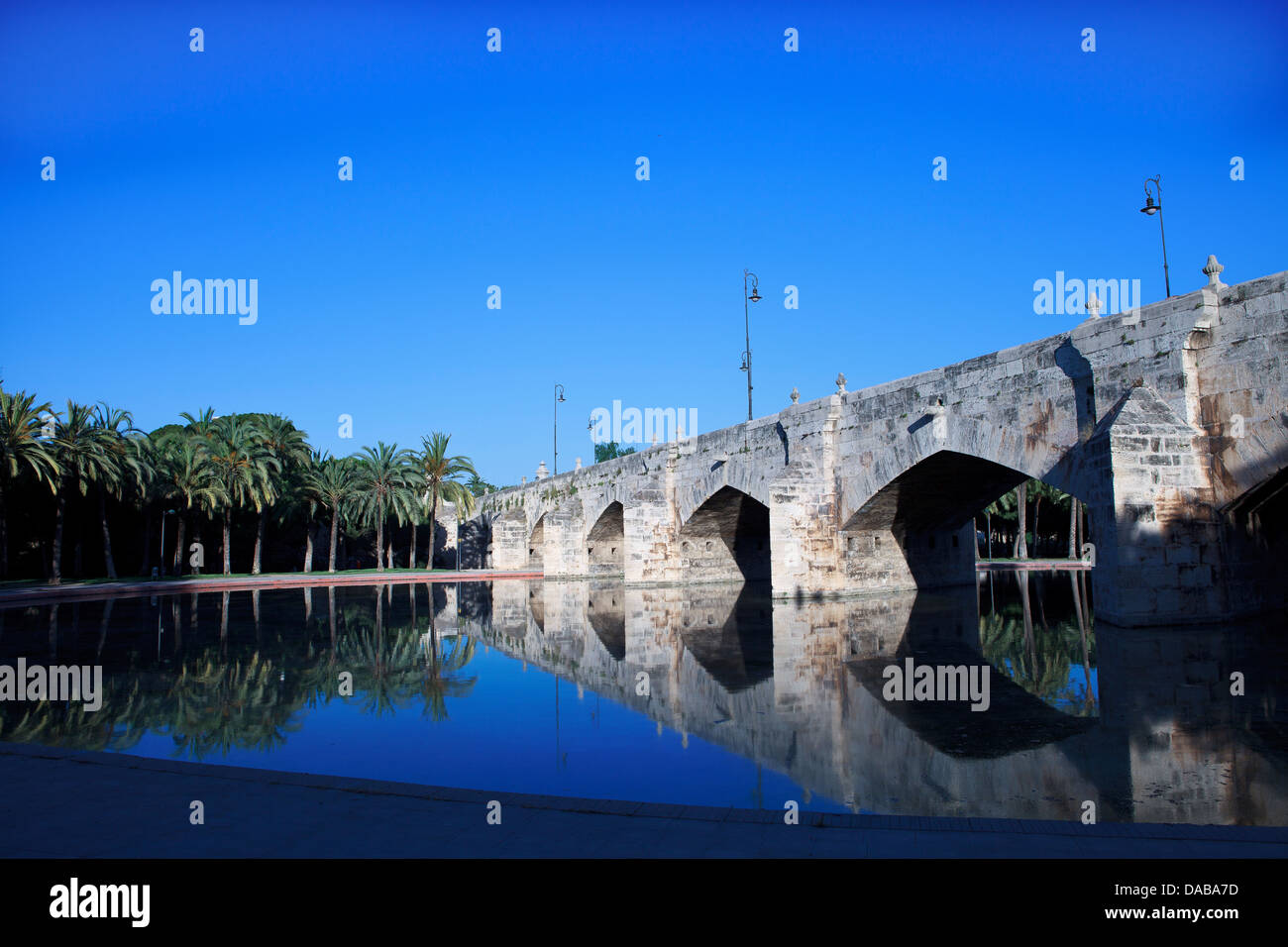 Alte Steinbrücke in Spanien Stockfoto