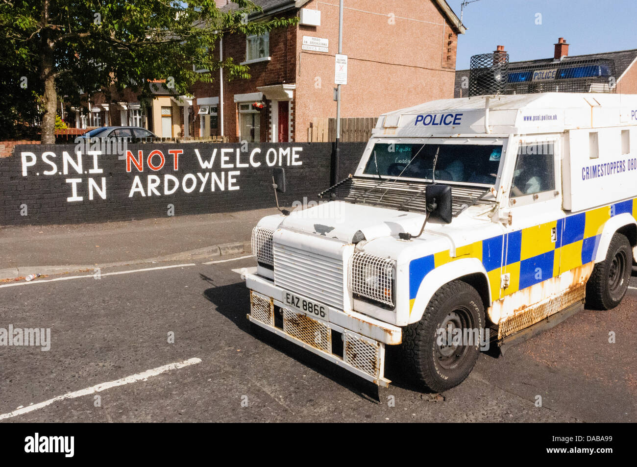 Belfast, Nordirland. 9. Juli 2013. Eine gepanzerte PSNI Landrover fährt vorbei an eine Wand gemalt mit "PSNI nicht willkommen in Ardoyne" Ach die Entdeckung eines Verdächtigen Objekts in Allianz Avenue Credit: Stephen Barnes/Alamy Live News Stockfoto