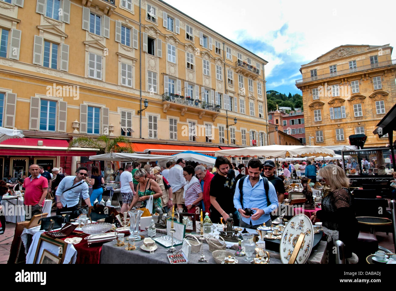 Schöner Flohmarkt Swap-Markt Trödel Antiquitäten auf dem Cours Saleya Platz French Riviera Côte d ' Azur Stockfoto