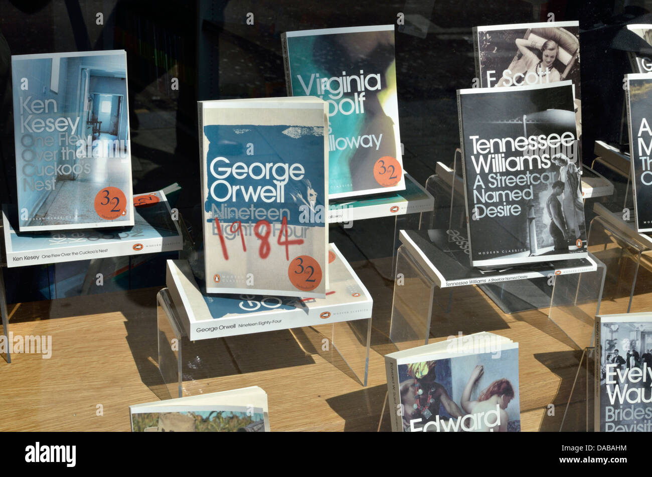 Pinguin moderne Klassiker Romane in einer Buchhandlung Schaufenster, London, UK Stockfoto