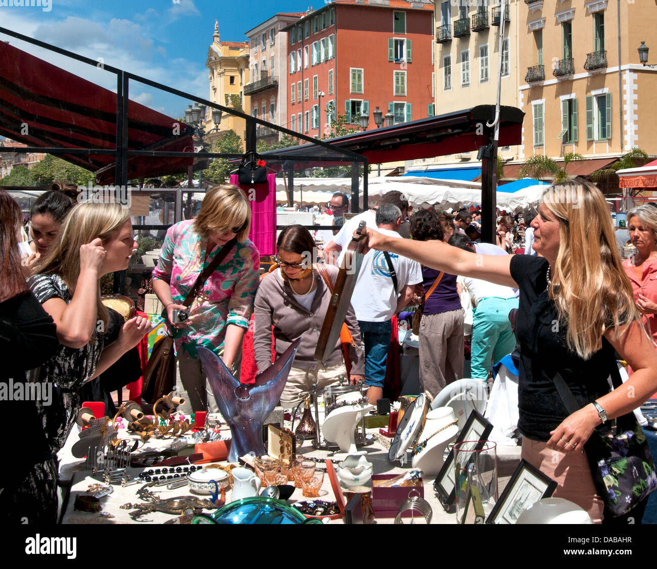 Schöner Flohmarkt Swap-Markt Trödel Antiquitäten auf dem Cours Saleya Platz French Riviera Côte d ' Azur Stockfoto