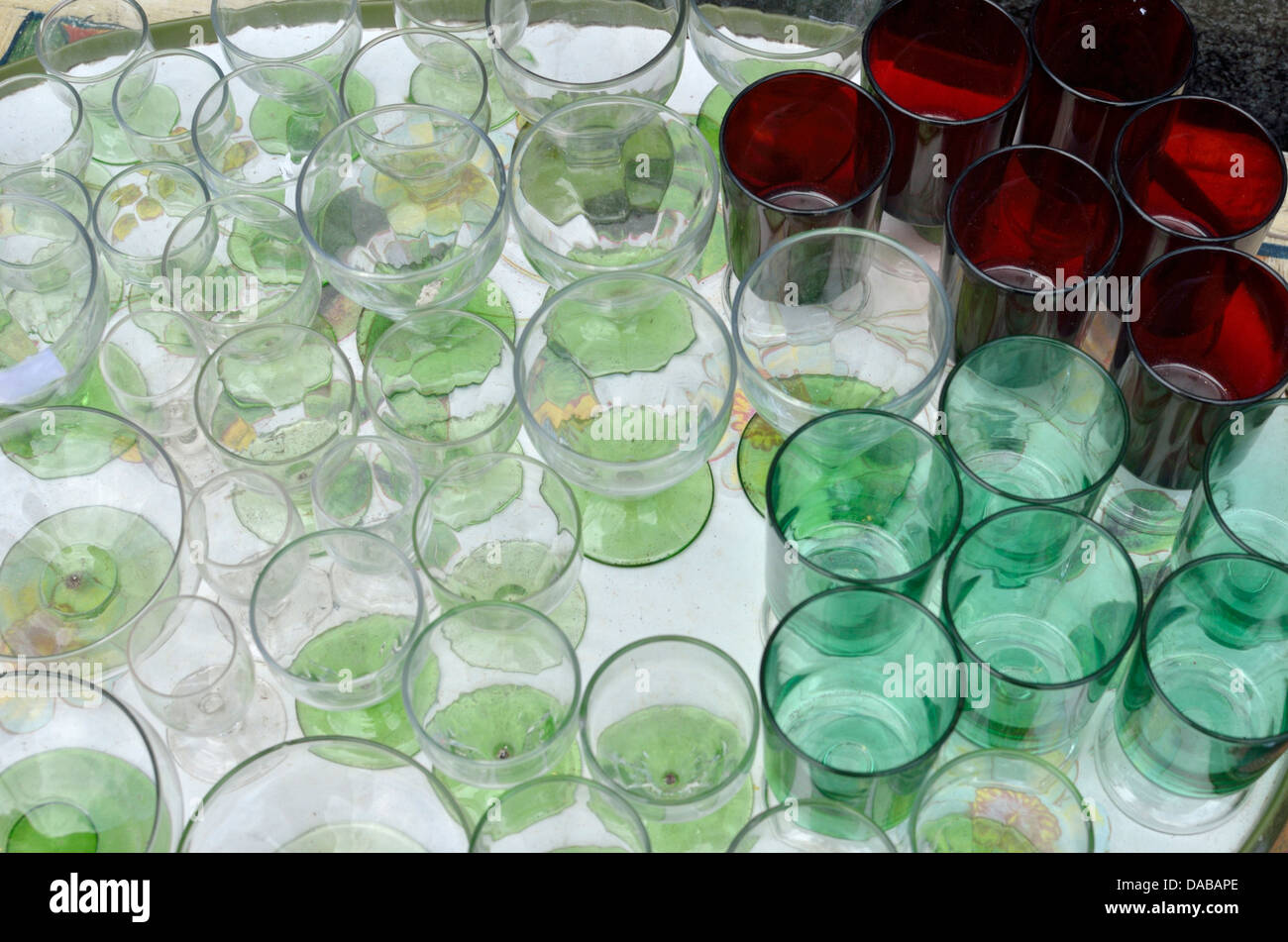 Grüne und rote Gläser auf einem Tisch Stockfoto