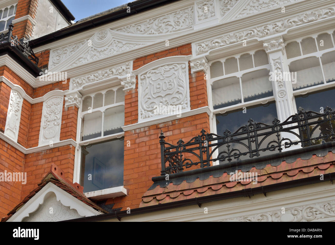Reich verzierte Edwardian rote Backsteinhaus in Cecil Road, Muswell Hill, London, Großbritannien. Stockfoto