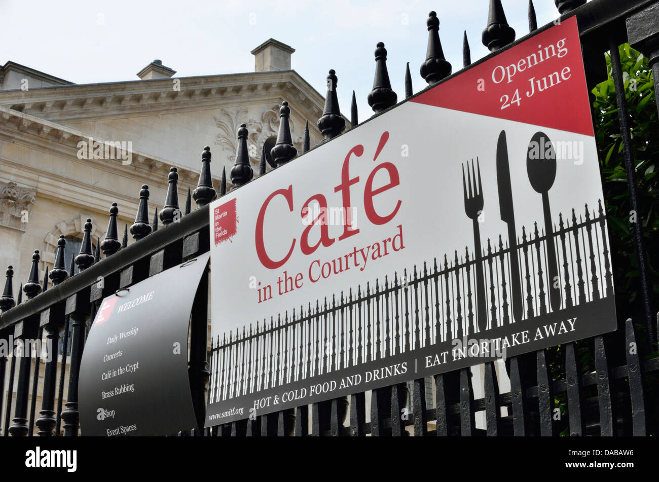 Cafe im Hof vor der Kirche St. Martin-in-the-Fields, London, UK Stockfoto