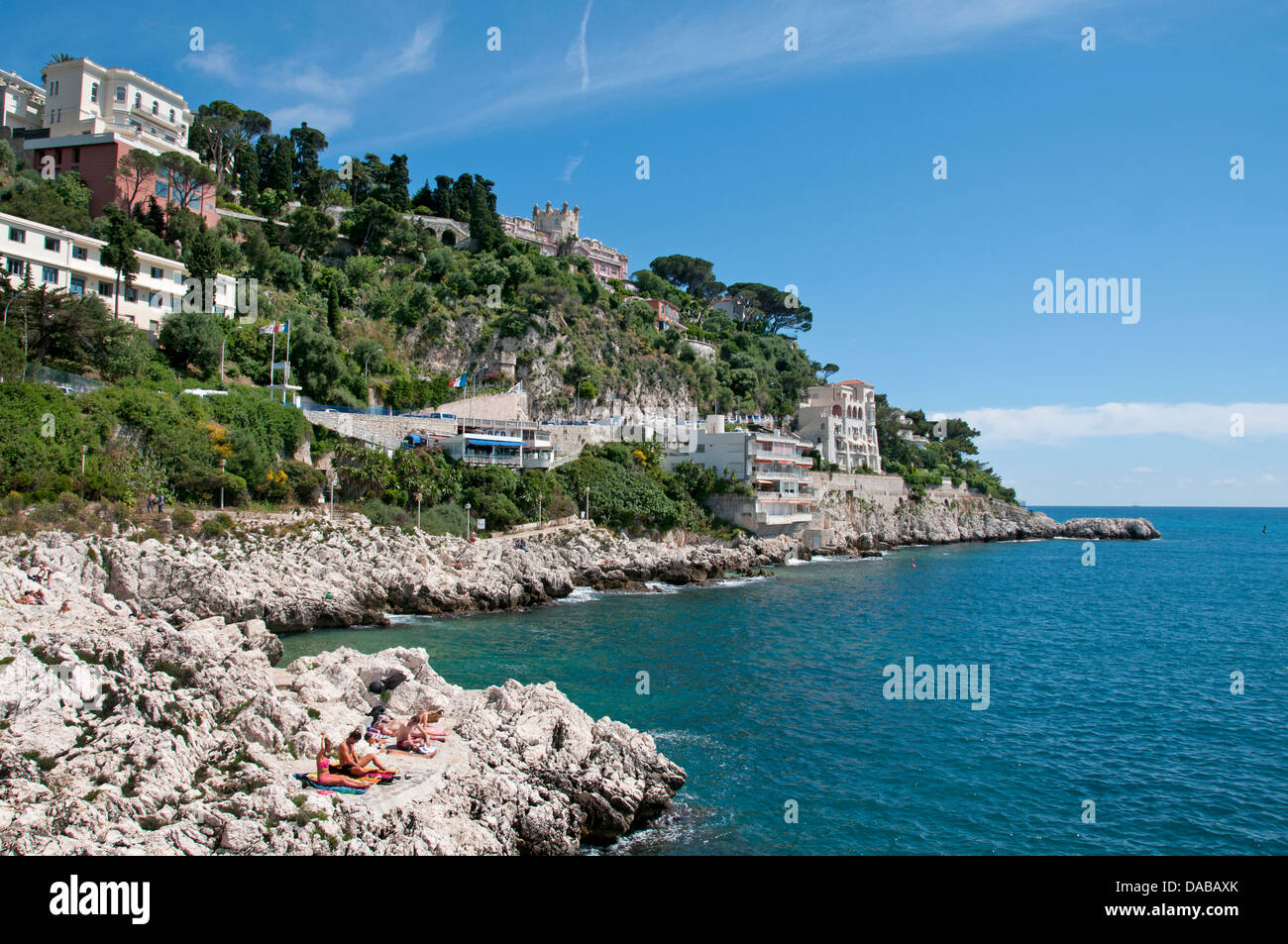 Strand und Meer alten Nizza (Hintergrund Av Jean Lorrain und Parc du Mont Boron) französische Riviera Côte d ' Azur Frankreich Stockfoto