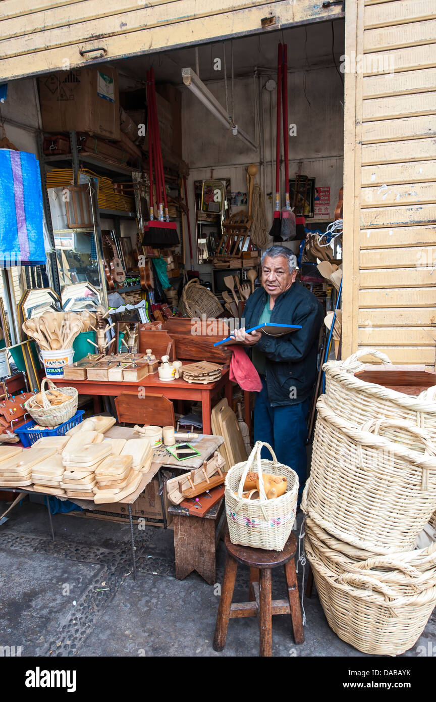 Trockengüter Anbieter Shop Stand Stand Stand Anbieter einkaufen in lokalen Zentralmarkt Marktplatz in Chiclayo, Peru. Stockfoto