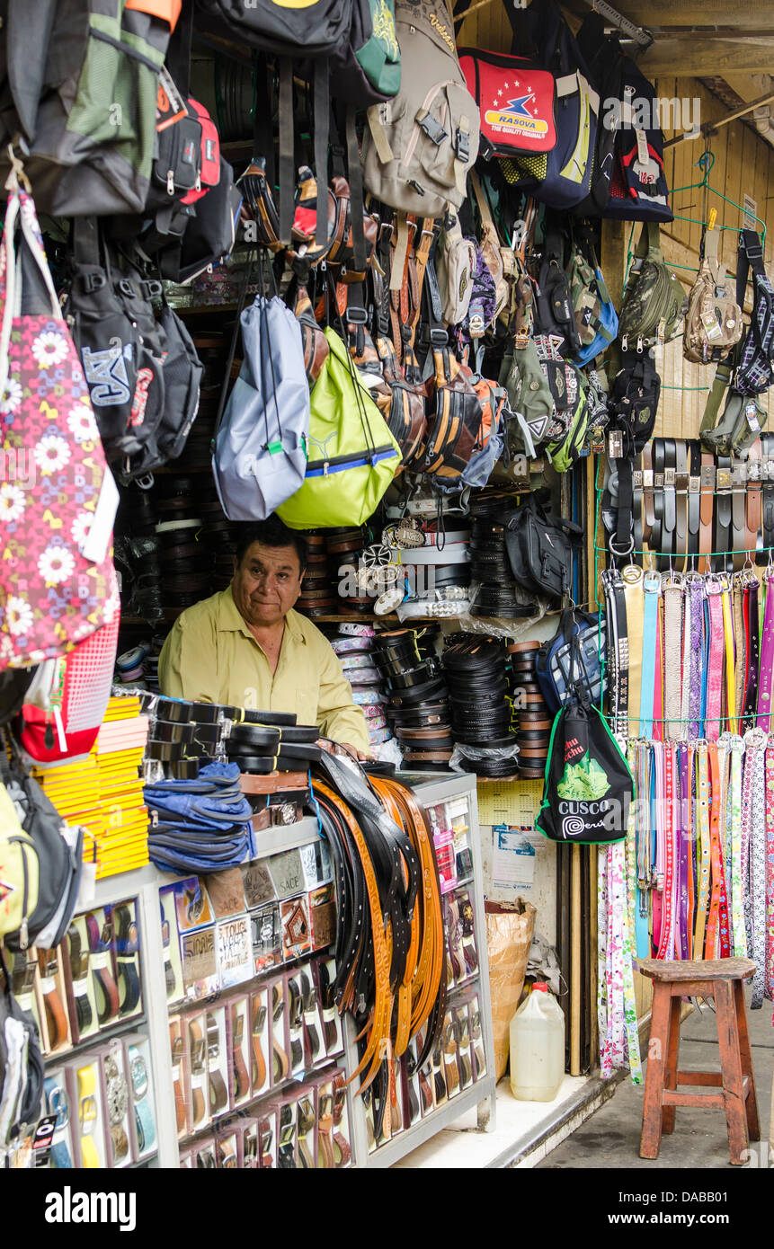 Trockengüter Anbieter Shop Stand Stand Stand Anbieter einkaufen in lokalen Zentralmarkt Marktplatz in Chiclayo, Peru. Stockfoto