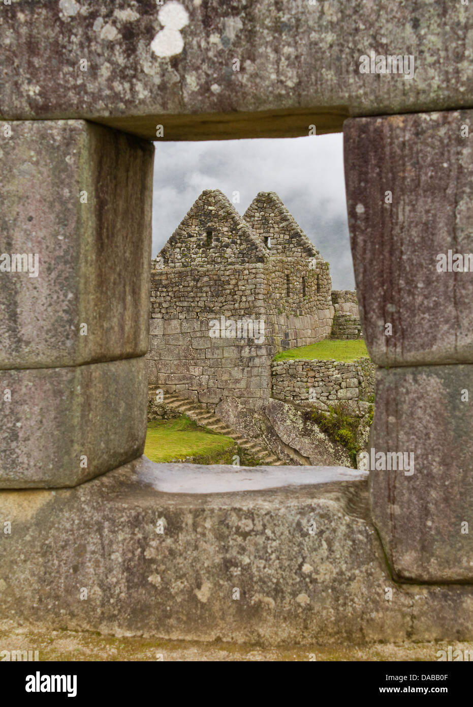 In der Nähe von Stone Carving Tempel der drei Fenster Blick auf den säkularen Bereich, Machu Picchu, Cusco, Peru Stockfoto