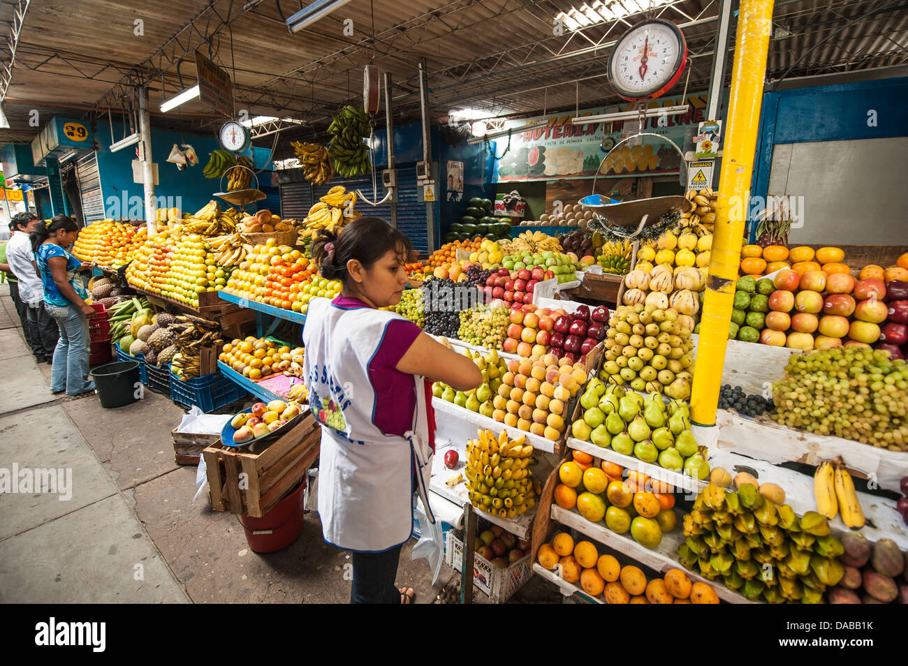 Frisches Obst produzieren Gemüse Gemüse Grüns stehen Stall Shop Einkaufen in lokalen Zentralmarkt Marktplatz in Chiclayo, Peru. Stockfoto
