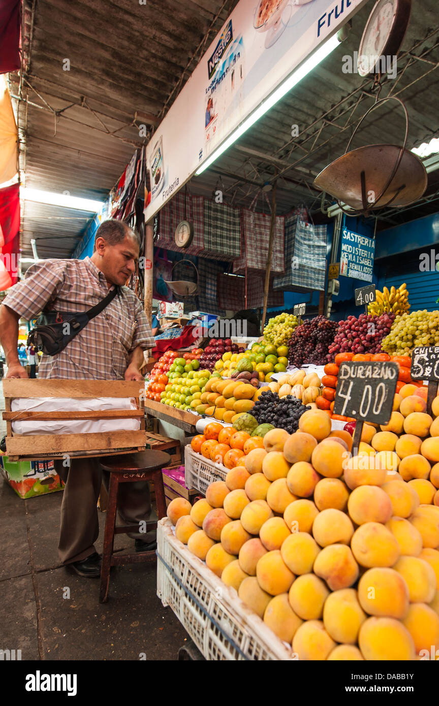 Frisches Obst produzieren Gemüse Gemüse Grüns stehen Stall Shop Einkaufen in lokalen Zentralmarkt Marktplatz in Chiclayo, Peru. Stockfoto