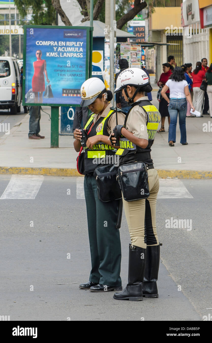 Polizei Frauen patrouillieren Regie Verkehr auf der Straße in Chiclayo, Peru. Stockfoto