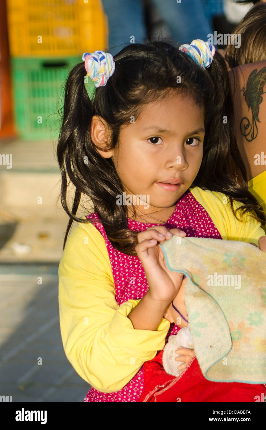 Native Inka Inka Mädchen Kind Innenstadt von Mancora, Peru. Stockfoto