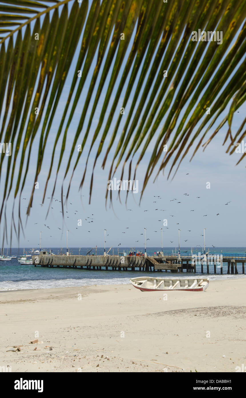 Angelboot/Fischerboot am Strand Palmzweig und Pier in Los Organos Beach in der Nähe von Mancora, Peru. Stockfoto
