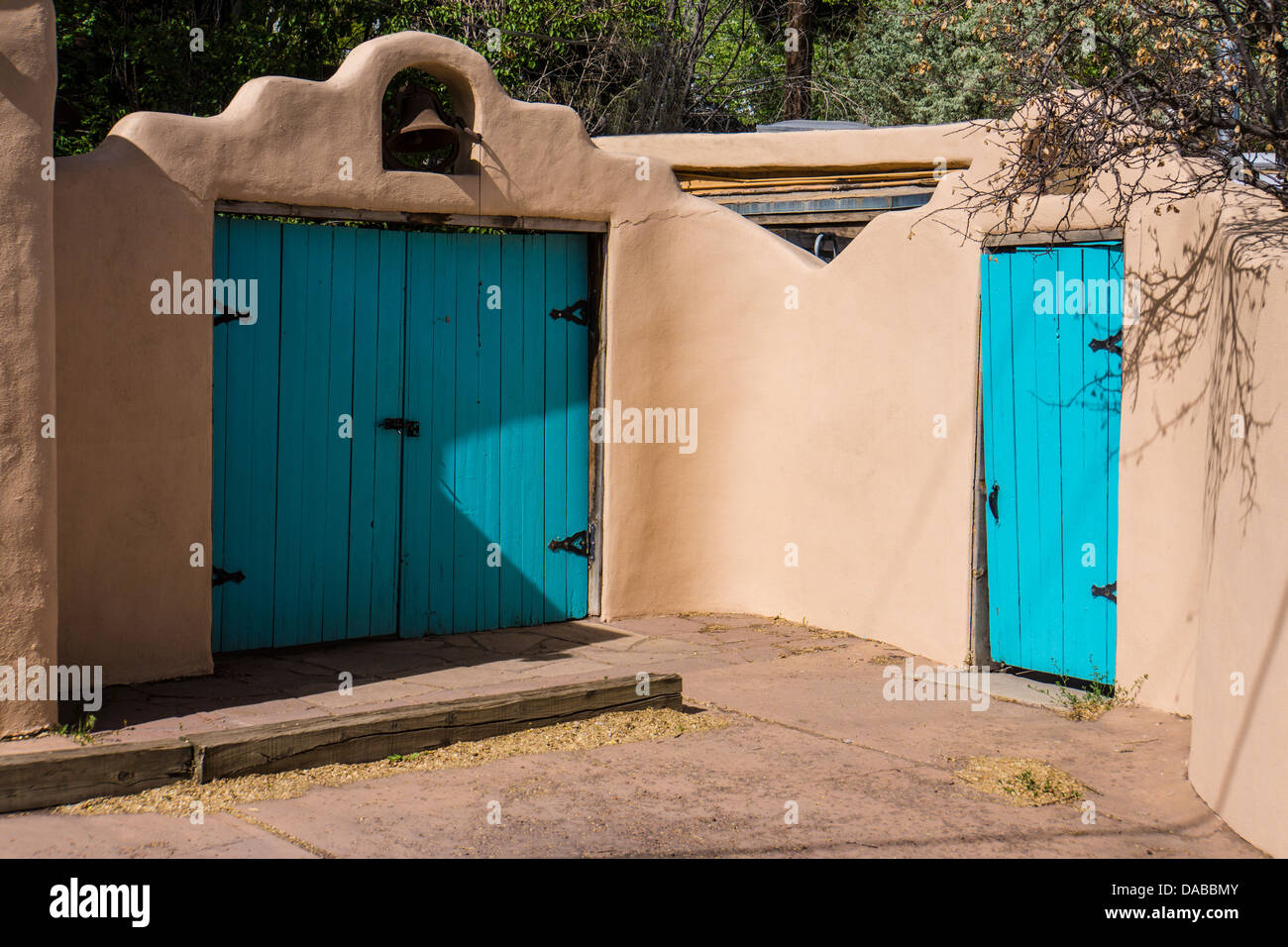 zwei bunte Tür in Adobe-Wand in Santa Fe, New Mexico Stockfoto