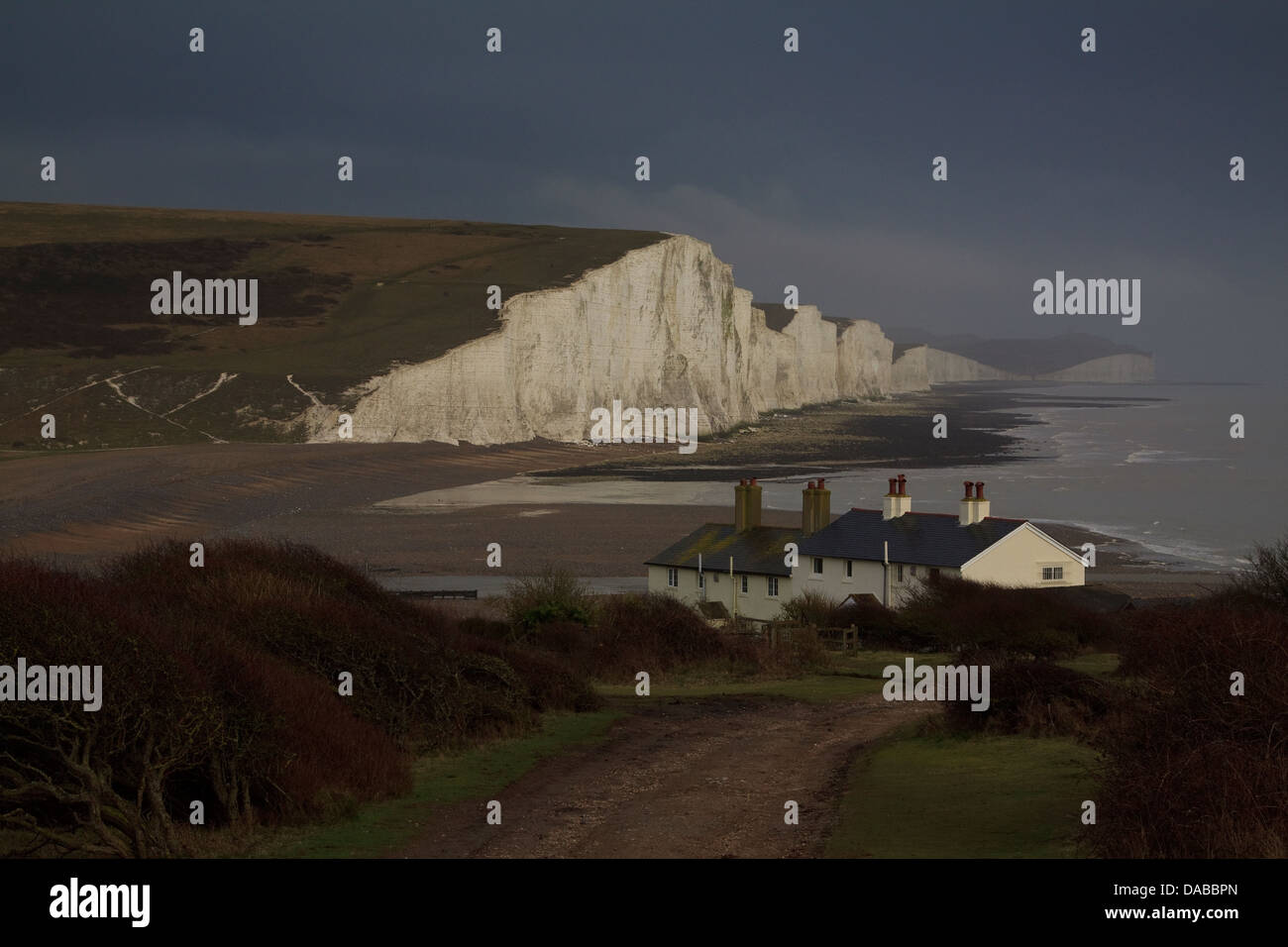 Die kultigen Klippen der sieben Schwestern von Seaford Kopf in einem zurückweichenden Sturm aus gesehen. Stockfoto