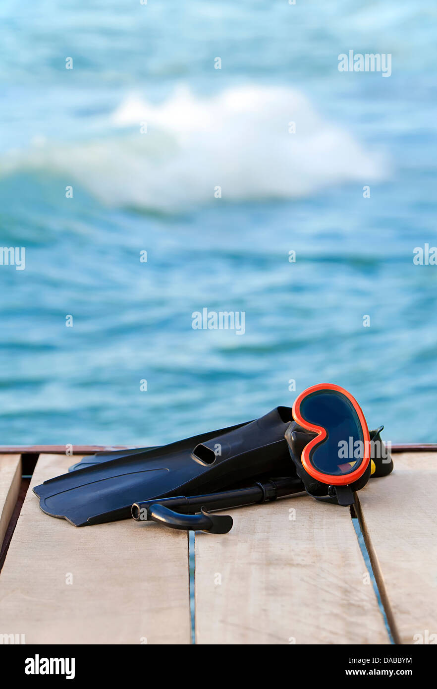 Eine Ansicht des Tauchens Brille, Flossen und Schnorchel am See schwimmen Stockfoto