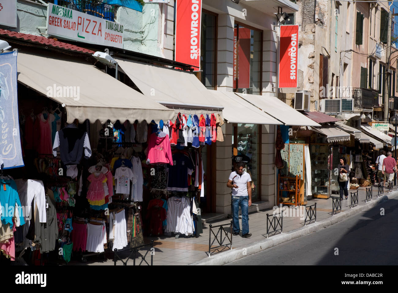 Geschäfte und Händler Stände aller Art säumen das Labyrinth der engen Gassen in Chania, Kreta, Griechenland. Stockfoto