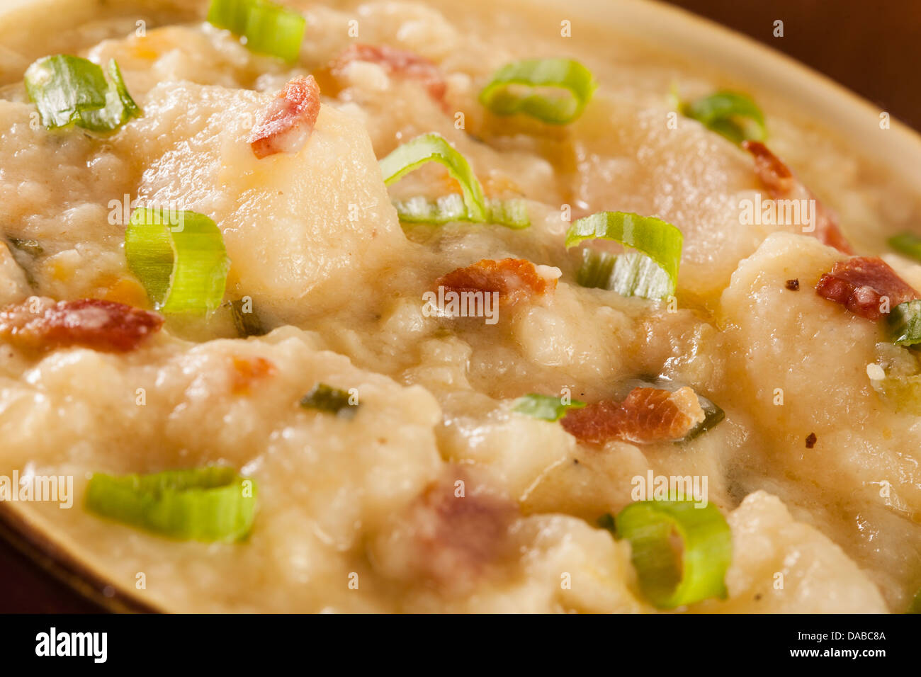 Hausgemachte Kartoffelcremesuppe mit Speck und Frühlingszwiebeln Stockfoto