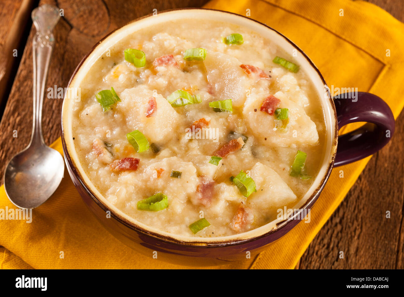 Hausgemachte Kartoffelcremesuppe mit Speck und Frühlingszwiebeln Stockfoto