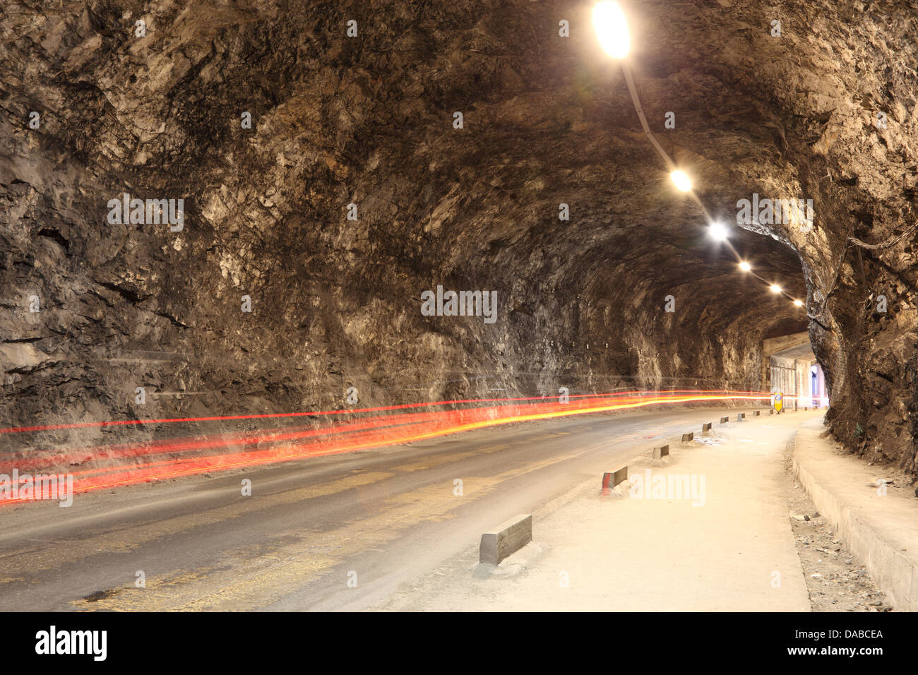 Schmalen beleuchteten Tunnel in Gibraltar Stockfoto