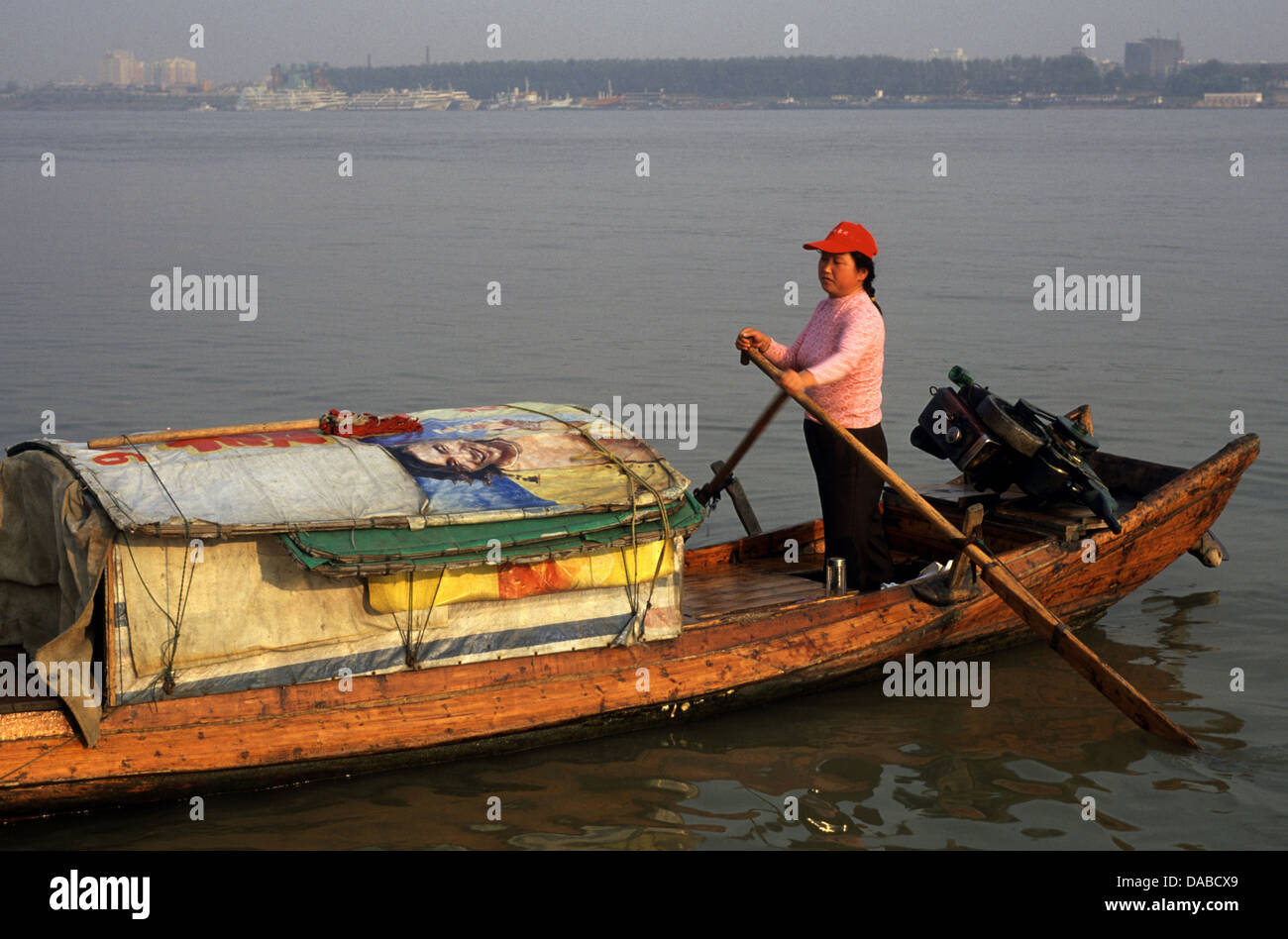 Eine Frau in der Hubei Provinz China Yangtze Fluss Rudern Stockfoto Eine Frau in der Hubei Provinz China Yangtze Fluss Rudern Stockfoto