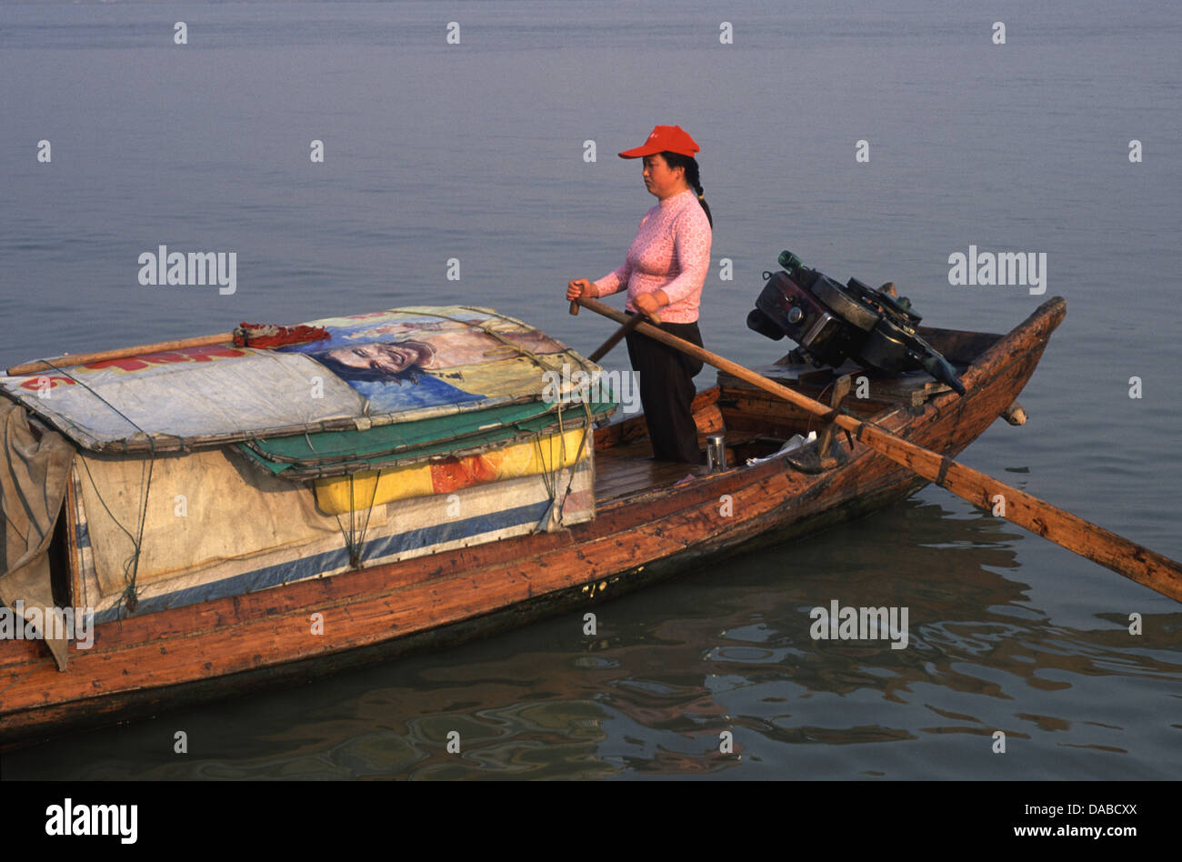 Eine Frau in der Hubei Provinz China Yangtze Fluss Rudern Stockfoto Eine Frau in der Hubei Provinz China Yangtze Fluss Rudern Stockfoto