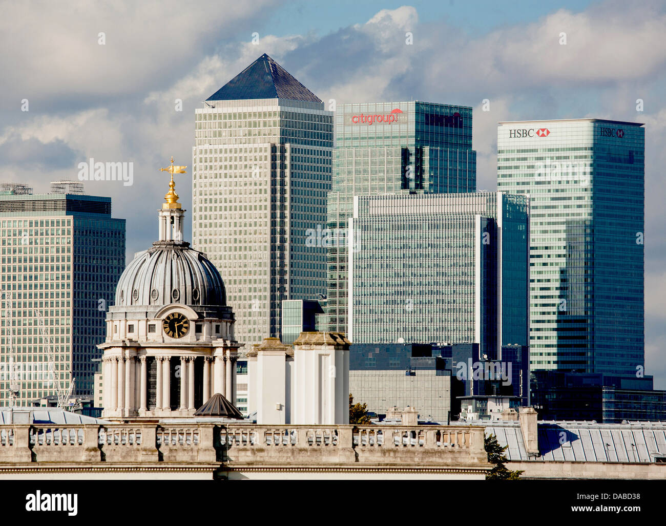 Canary Wharf London Skyline von 2006 aus über die Themse in Greenwich mit der Kuppel von Wren es Seaman Krankenhaus im Vordergrund Stockfoto