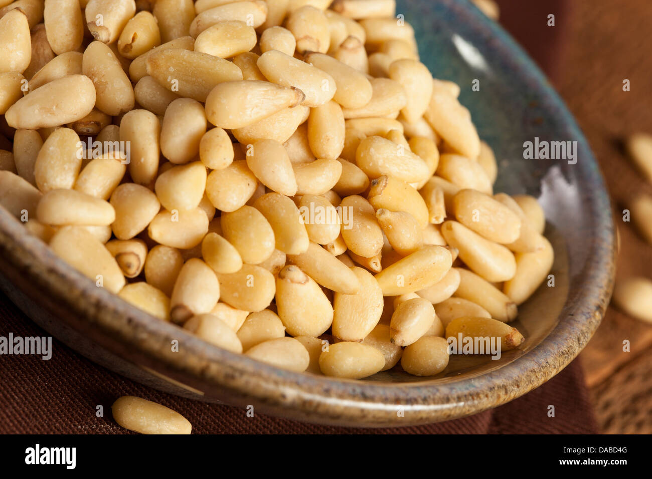 Bio Pinienkerne auf einem Hintergrund zu trocknen Stockfoto