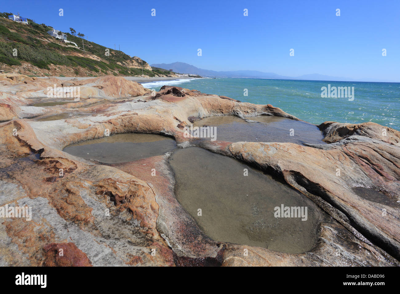 Steinen am Strand von Punta Chullera. Costa Del Sol, Andalusien, Spanien Stockfoto
