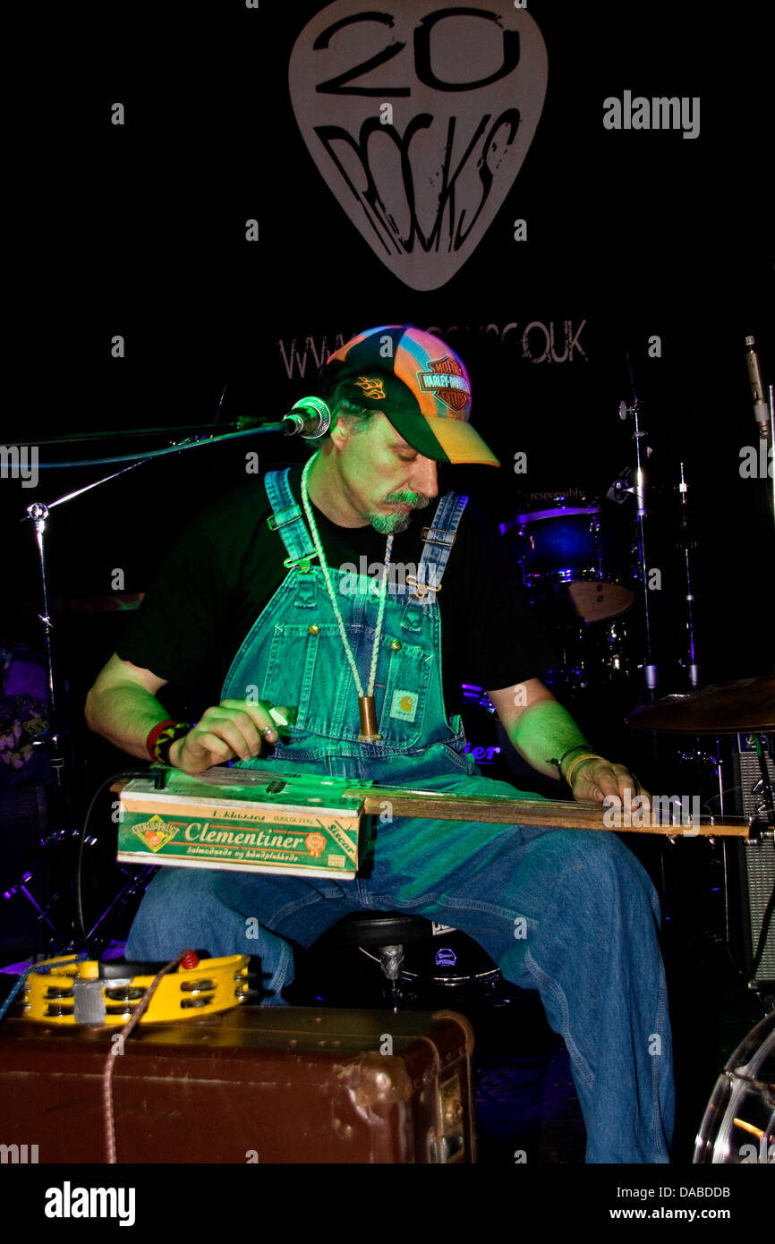 Streetdog Andersen The One Man Band aus Dänemark die live bei 20 Felsen Club während der 2013 Blues Bonanza in Dundee, Großbritannien Stockfoto