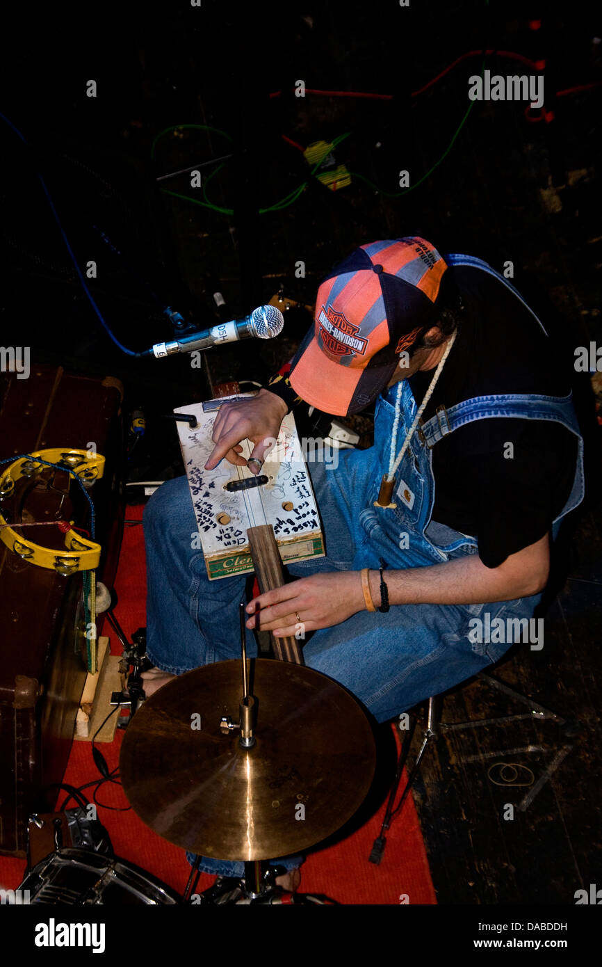Draufsicht auf die ein Mann Band Streetdog Andersen die live bei 20 Felsen während 2013 Blues Bonanza in Dundee, Großbritannien Stockfoto