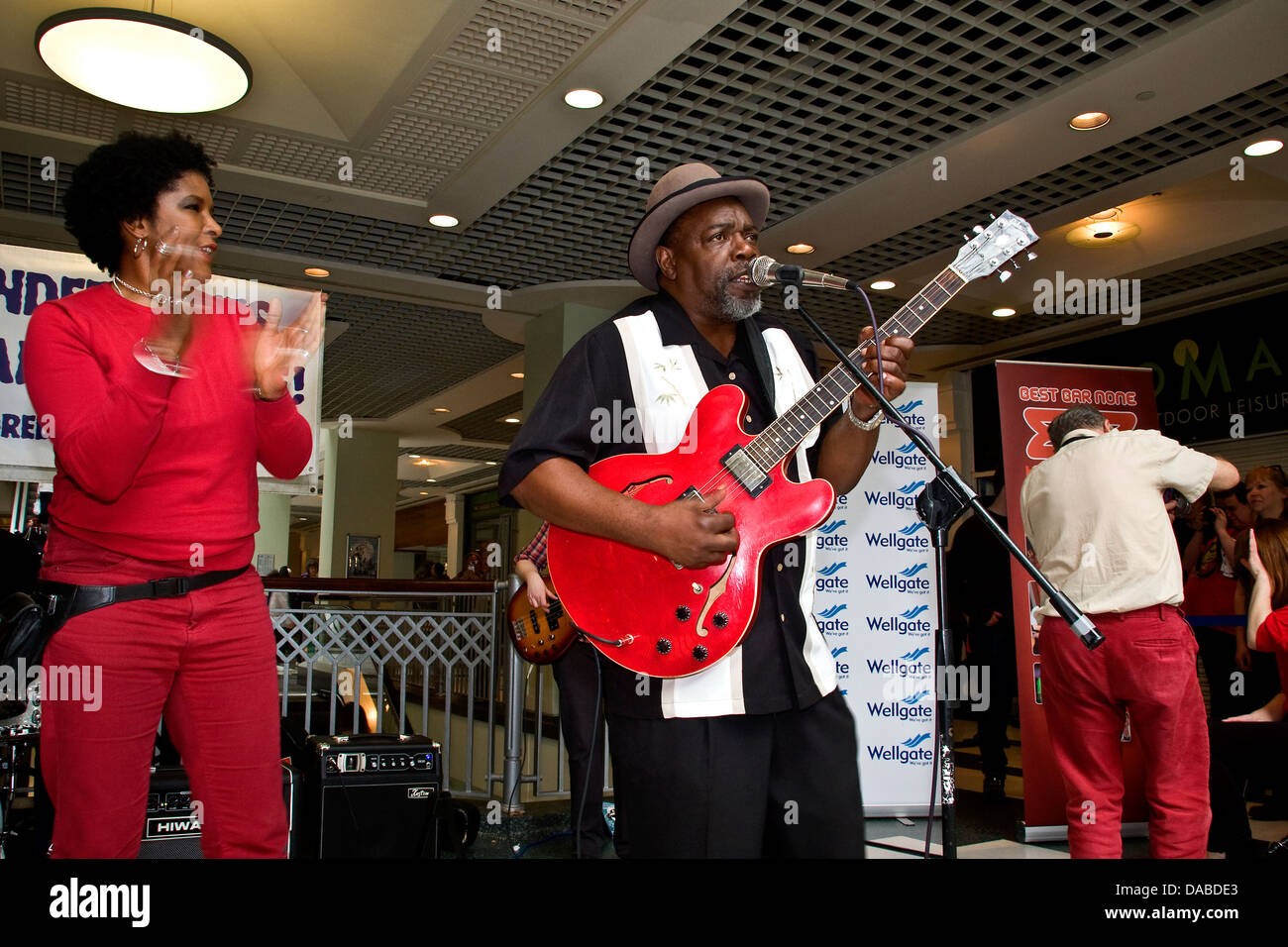 Lurrie Bell und Kathleen Pearson Durchführung Leben im Inneren der Wellgate Shopping Mall während 2013 Blues Bonanza in Dundee, Großbritannien Stockfoto